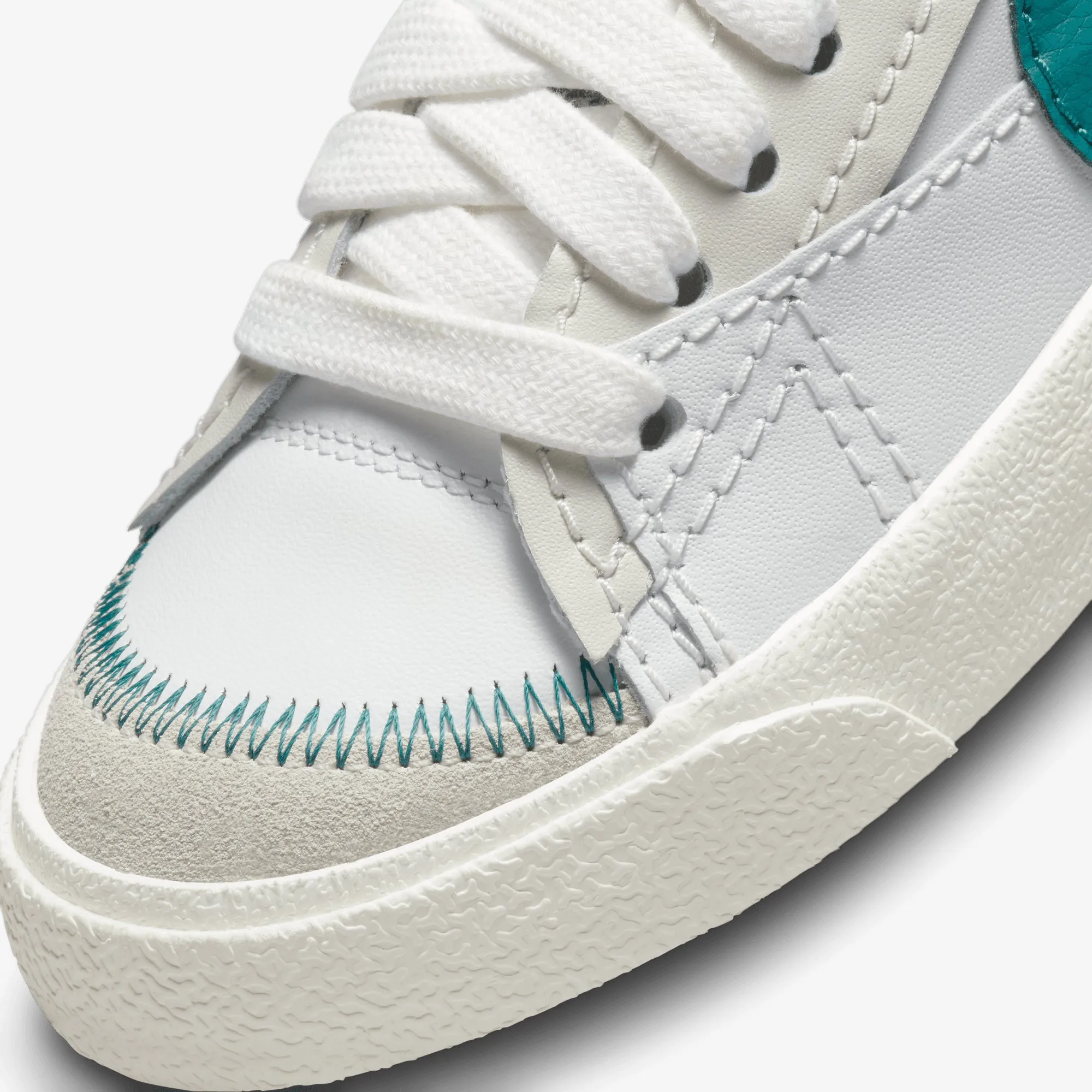 Nike | WMN'S BLAZER LOW '77 JUMBO { SUMMIT WHITE/GEODE TEAL-SEA GLASS